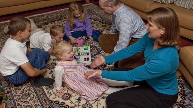 Umarmung bei Familienabend