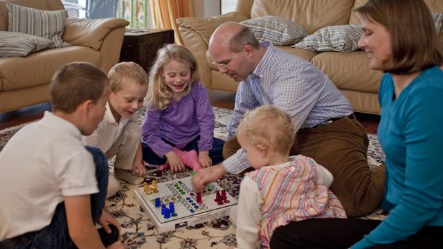 Brettspiel beim Familienabend