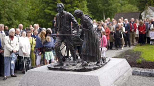 Über 200 Menschen nehmen an der feierlichen Enthüllung der Statue "Handkarrenpioniere" in Norwegen teil. Die Statue ist eine Kopie des Originals von Torleif S. Knaphus aus dem Jahr 1926.