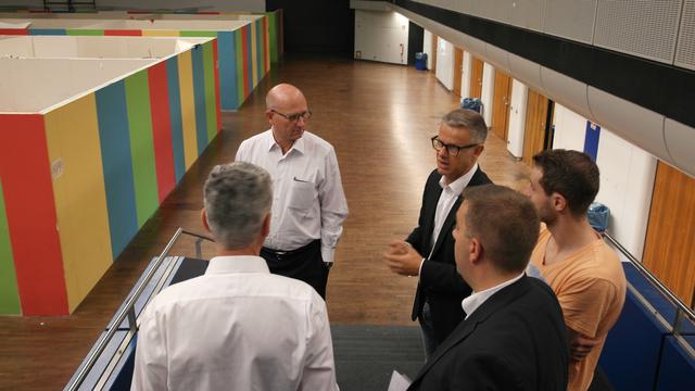 Präsidierender Bischof besucht Flüchtlingsunterkünfte in Berlin