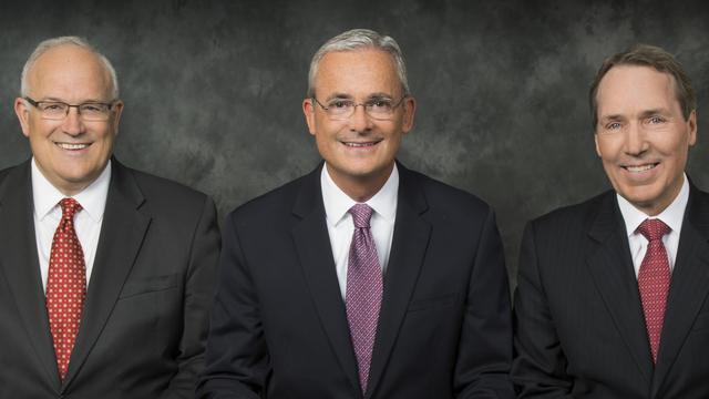 Die Präsidentschaft des Gebiets Europa. Von rechts nach links: Elder Gary B. Sabin (Zweiter Ratgeber), Elder Patrick Kearon (Präsident), Elder Paul V. Johnson (Erster Ratgeber).