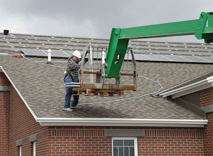 2010 5 worker on roof near forklift